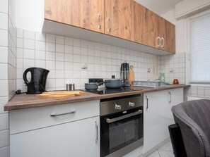 Kjøleskap, ovn, kokeplater og vannkoker