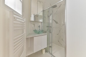 Shower, hair dryer, towels