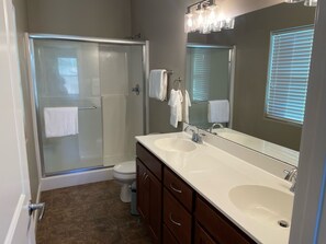 Suihku, hiustenkuivaaja, pyyhkeet, saippua