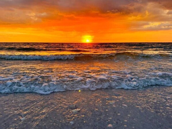 On the beach, sun loungers - Sun & Fun - Cozy Condo, Pool, Tennis, Beach Access (Fort Myers Beach)