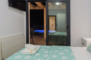 3 bedrooms, iron/ironing board, travel crib, free WiFi - Recently Built Independent Home Limonar and with a hot tub (La Herradura)