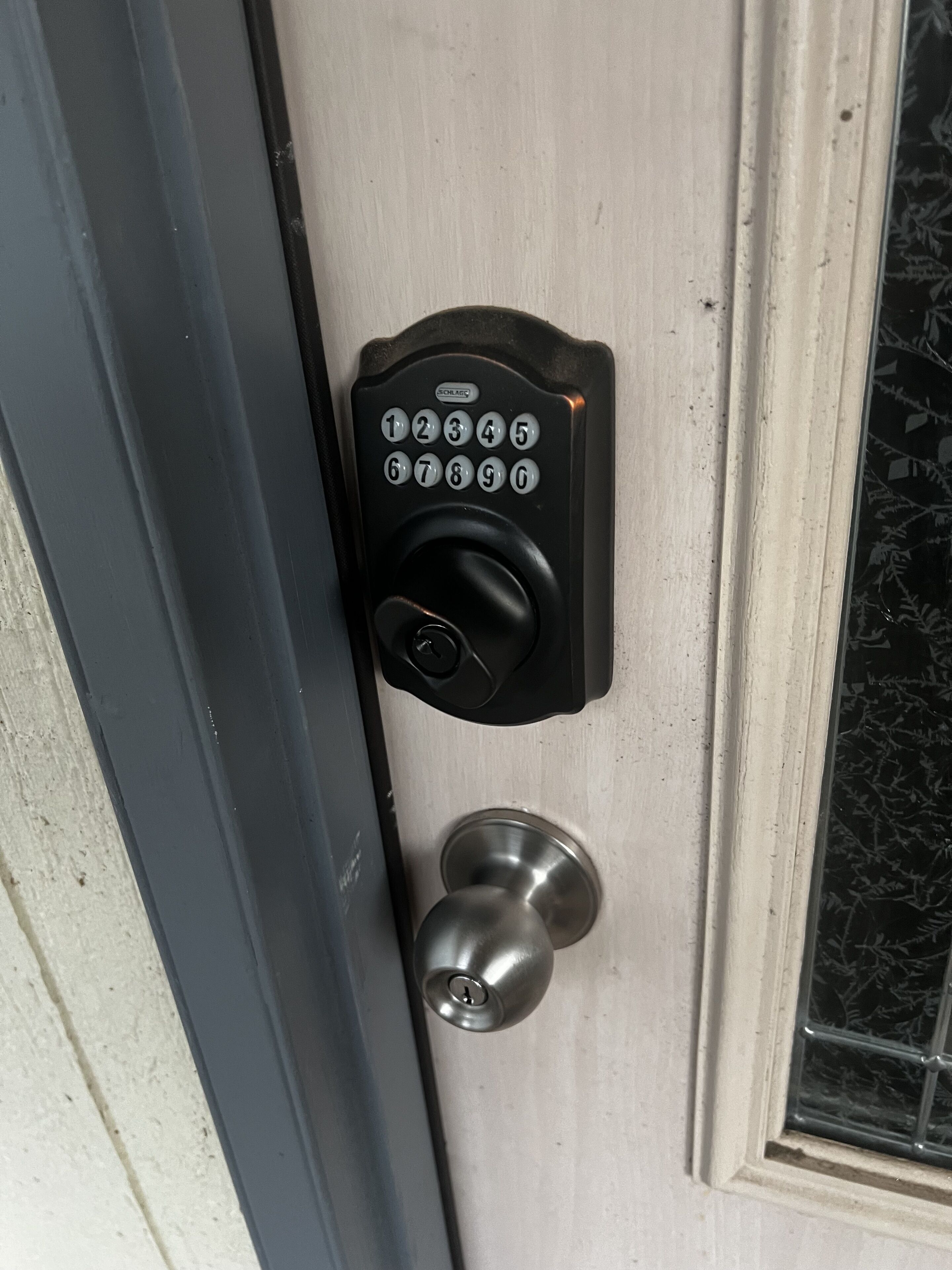 En dörr med ett numeriskt kodlås och ett nyckelhål under.