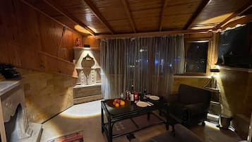 Cabaña básica, vistas a la ciudad, planta ejecutiva | Escritorio, espacio para trabajar con un portátil, wifi gratis