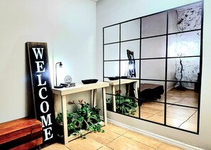 Interior - Lovely Rustic Urban Escape, near the Beach (Cape Coral)