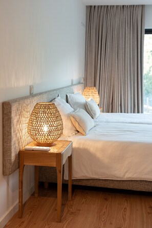 5 bedrooms, iron/ironing board, internet, bed sheets