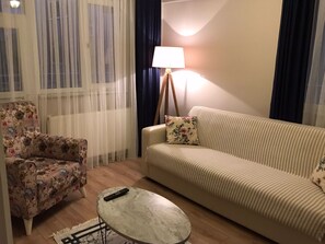 Familienapartment, 1 Schlafzimmer, Nichtraucher, Bergblick | Wohnbereich | Flachbildfernseher, Drucker