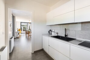 Kühlschrank, Mikrowelle, Herdplatte, Geschirrspüler