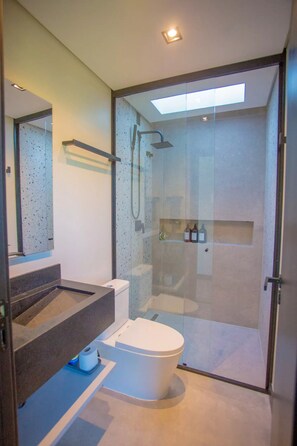 مجففات شعر، صابون، ورق حمّام