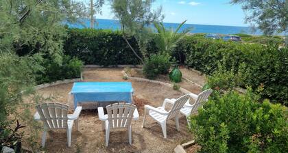 Vista mare: villa di 220 mq sul mare Ionio, accesso al mare con passarella