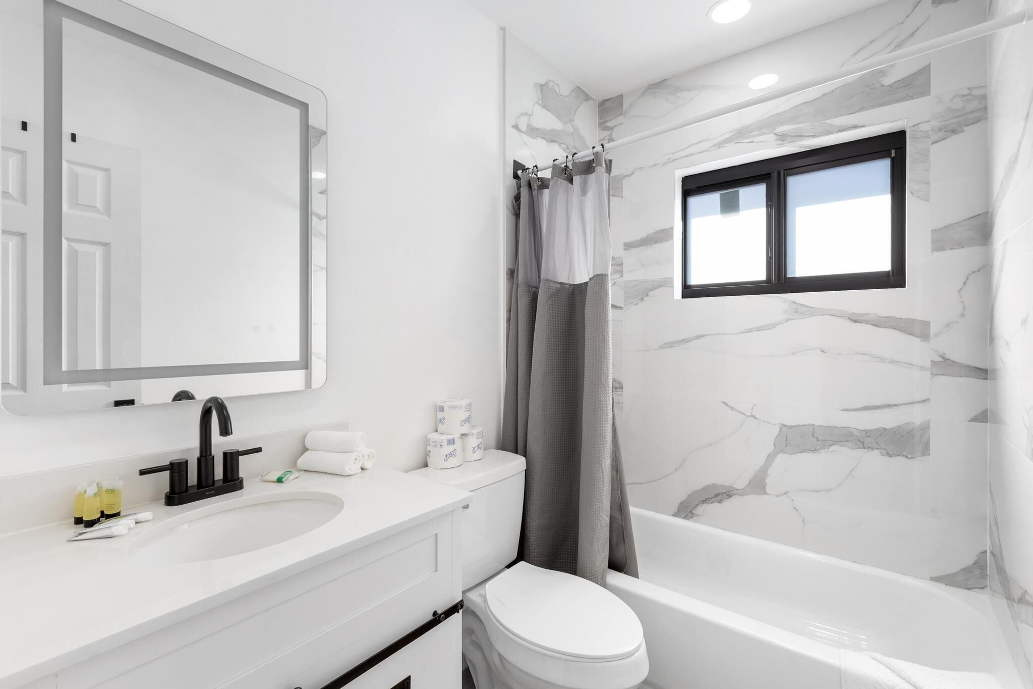 Bloc d'apartaments Comfort | Bany | Assecador de cabells, tovalloles, sabó i xampú 