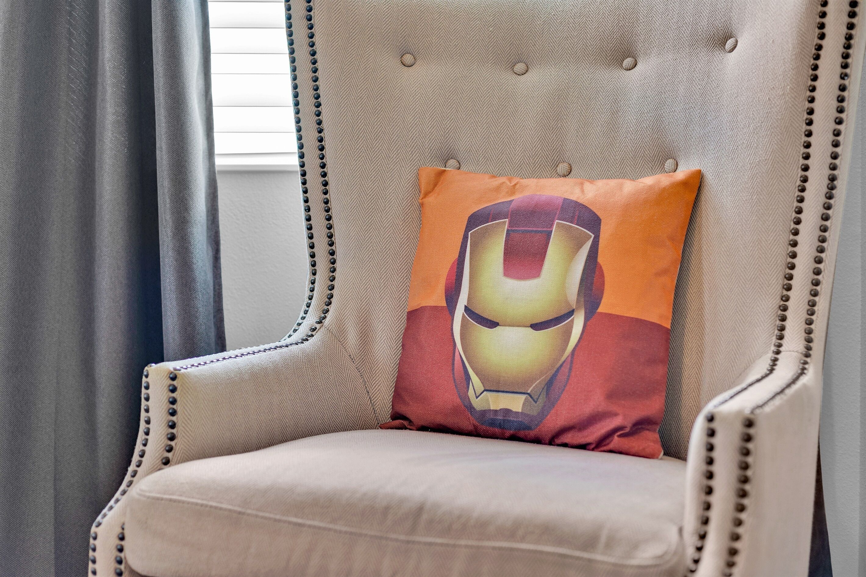 Tuoli, jossa on istuintyyny, jonka kuosissa on Iron Man -hahmon kypärä.