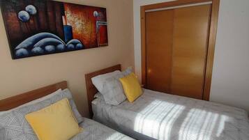 2 slaapkamers, een strijkplank/strijkijzer, wifi, beddengoed