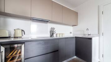 Refrigerador, horno, parrilla de estufa y lavavajillas