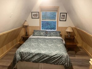 4 bedrooms, WiFi, bed sheets - Cabin on the Creek (Camp Connel)