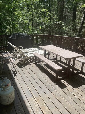 Outdoor dining - Cabin on the Creek (Camp Connel)