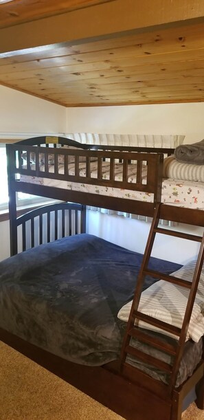 3 bedrooms, WiFi, bed sheets - Mountain Life On Deck: Old School & Dog Friendly (Arnold)