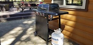 Outdoor dining - Mountain Life On Deck: Old School & Dog Friendly (Arnold)