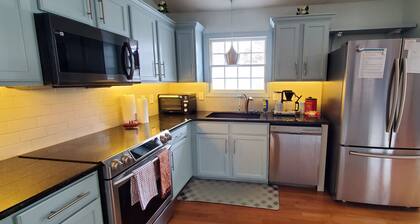 Comfy 4 BR Home in Westerville w\ Movie rm, Fenced yard, Large Deck w\ BBQ Grill