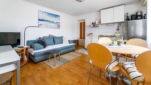 Un appartement moderne comprenant un salon, un coin repas et une cuisine.