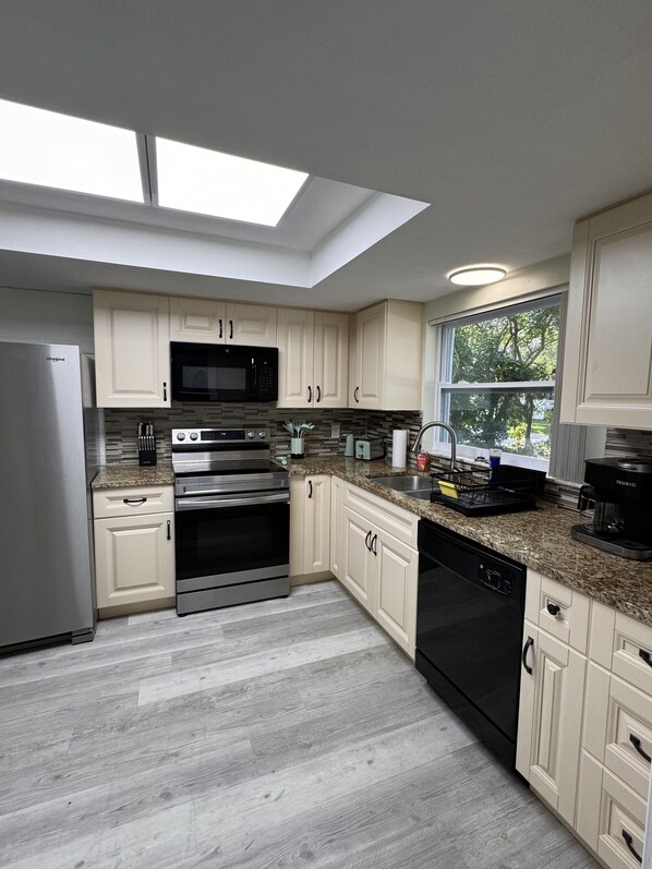 冰箱、微波炉、烤箱、炉灶