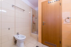 Douche, serviettes fournies