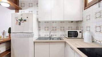 Réfrigérateur, micro-ondes, cafetiÚre/bouilloire