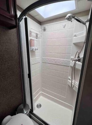 Shower, hair dryer, bidet, towels