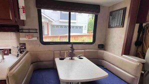 Una kitchenette compacta con ventana, un lavabo y una pequeña encimera.