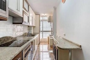 Cookware/dishes/utensils - STAY IN FRONT OF THE STADIUM AND RAMBLAS (Santa Cruz de Tenerife)