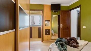 2 slaapkamers, een strijkplank/strijkijzer, reisbedje, wifi