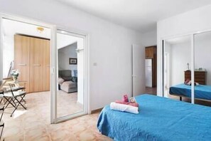 1 chambre, fer et planche Ă repasser, lit parapluie, Wi-Fi