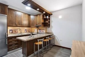 Geladeira, micro-ondas, cafeteira/chaleira