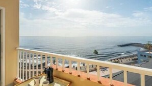A balcony with a view of the sea and a distant shoreline. - Susurros of the sea Apartment (Candelaria)