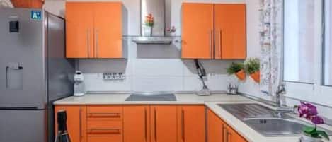 Refrigerador, microondas, horno y cafetera y tetera