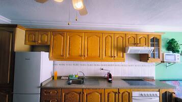 Réfrigérateur, micro-ondes, four, cafetiÚre/bouilloire