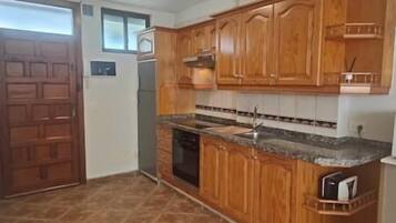 Réfrigérateur, micro-ondes, four, cafetiÚre/bouilloire