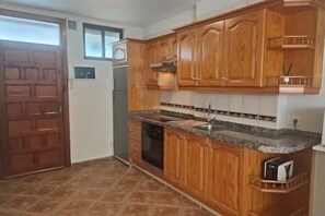 Kjøleskap, mikrobølgeovn, ovn og kaffetrakter/tekoker