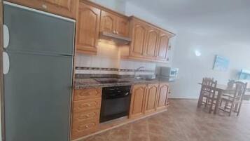 Réfrigérateur, micro-ondes, four, cafetiÚre/bouilloire