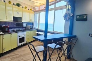 Microwave, oven, stovetop, coffee/tea maker - Sounds of the Sunset Sea (El Pris)