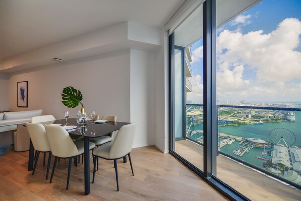 Deluxe Apartment | In-room dining - Stunning Apt in Biscayne with Bay Views (Miami)