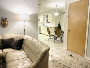 Living area - Warm welcoming stay (Mandeville)