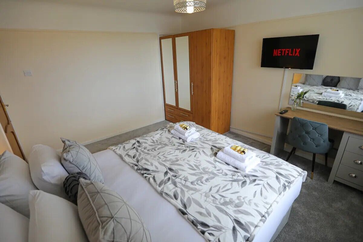 5 bedrooms, iron/ironing board, WiFi, bed sheets
