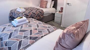 5 bedrooms, iron/ironing board, WiFi, bed sheets