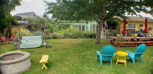 PRIVATE and PEACEFUL living unit, with a view of Mt. Rainier. Close to downtown.