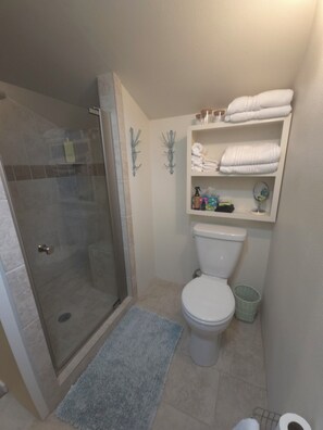 Milieuvriendelijke toiletartikelen, een haardroger, handdoeken, zeep