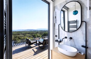 Sèche-cheveux, serviettes fournies, shampoing, papier toilette