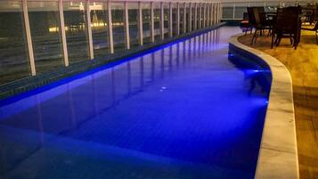 Piscina externa, espreguiçadeiras