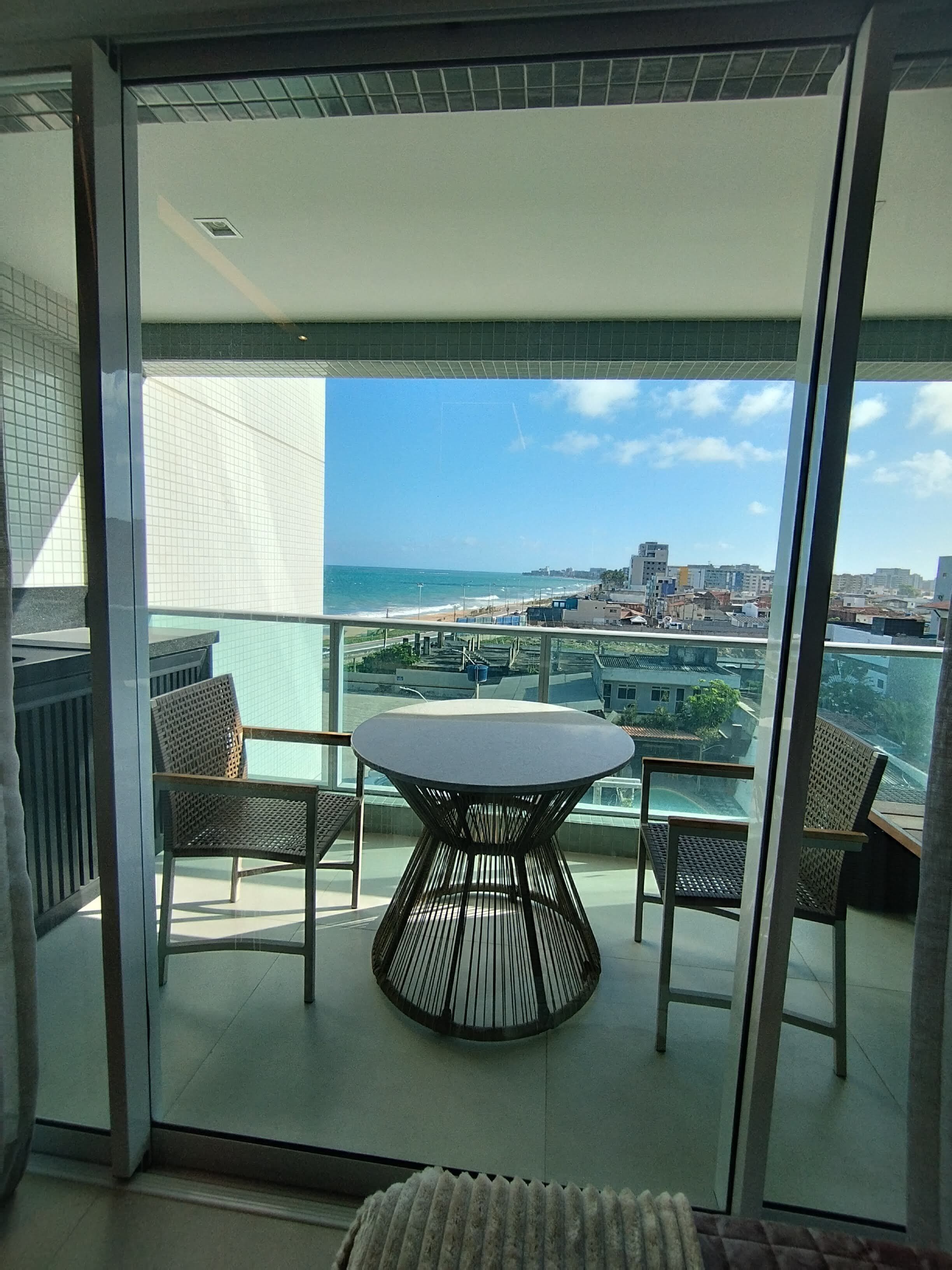 Caja de seguridad en la habitación, muebles diferentes y escritorio 