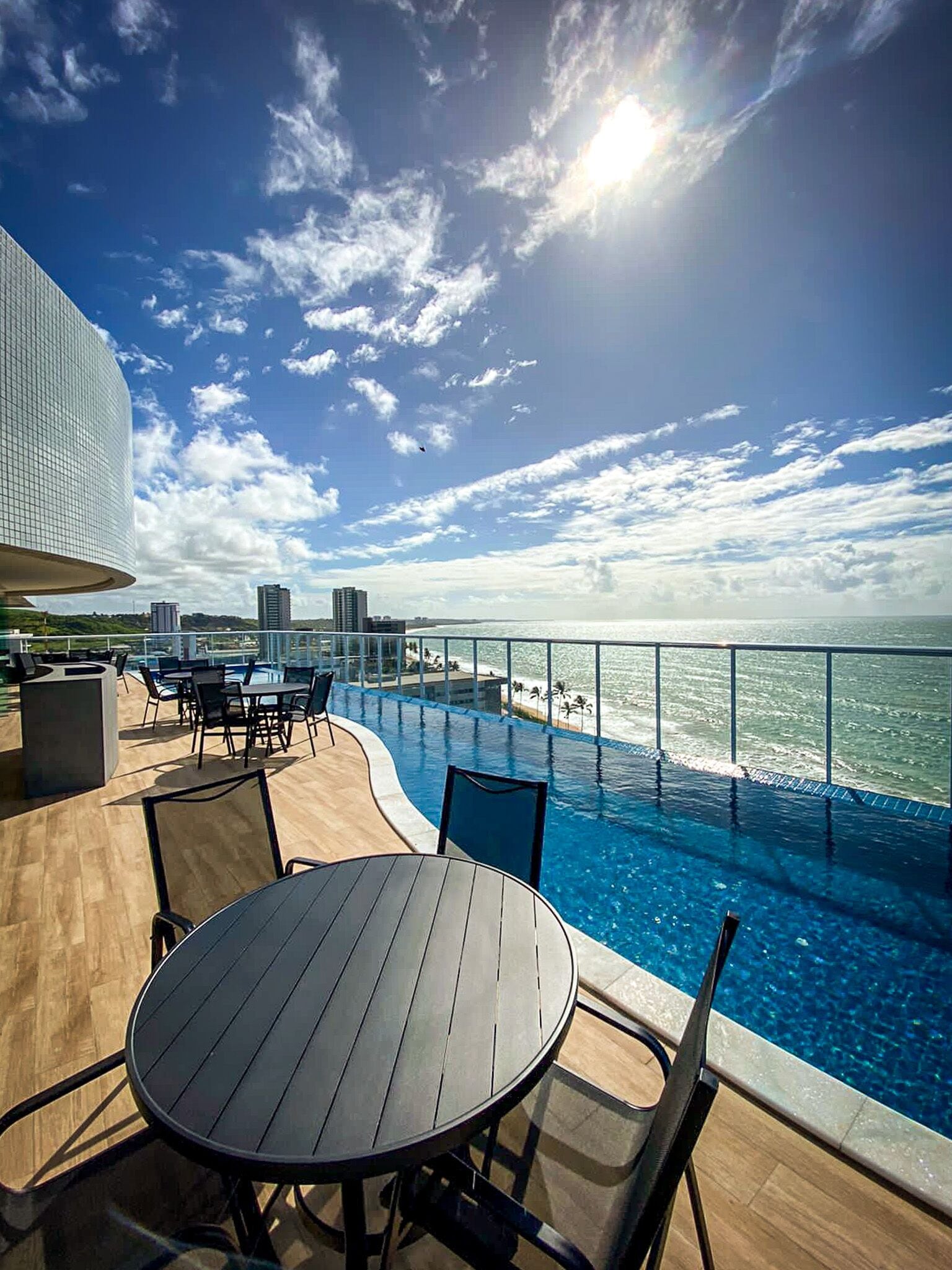 Una piscina al aire libre, sillones reclinables de piscina