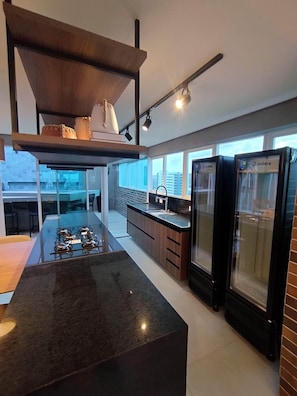 Microondas, placa de cocina, licuadora, utensilios de cocina